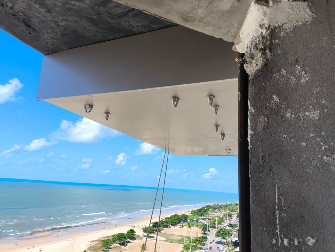 Linha de pontos instalada sob a laje, em edifício de orla