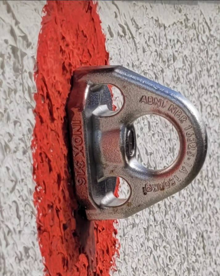 Ponto assentado na estrutura, com a marcação normativa legível